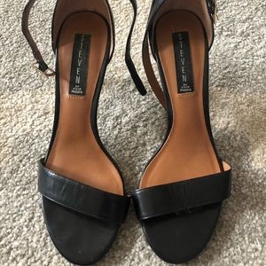 Steve Madden Black Leather Low Heel Sandal Size 8